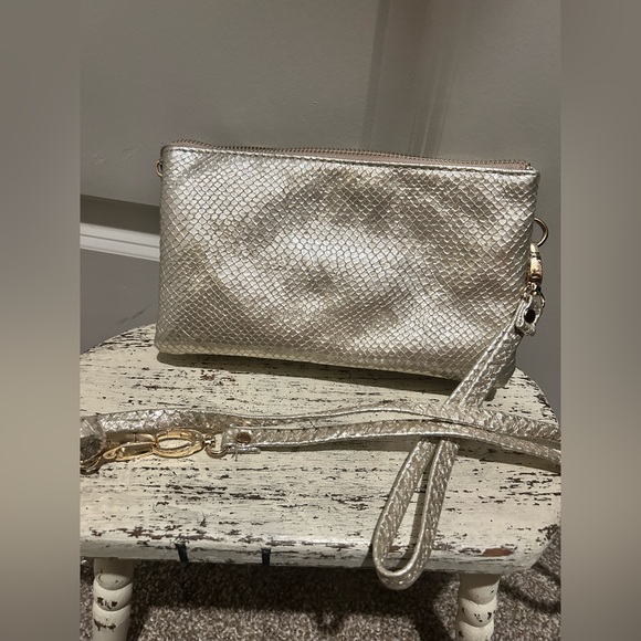 Chic Metallic Wristlet/ crossbody Clutch, NWOT - Picture 2 of 4